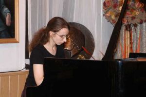 Alicja Tarczykowska podczas koncertu kończącego kurs - Klub Muzyki i Literatury 24 VIII 2004 r. Fot. Maciej Szwed